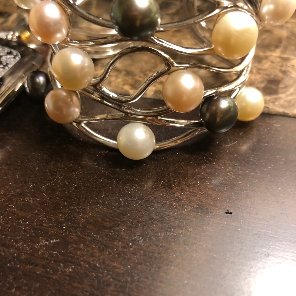Akoya pearl and Tahitian pearl cuff